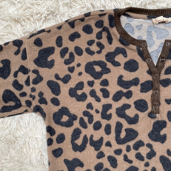 Hem & Thread V-Neck Hacci Leopard Top 💗 Brown & Gray - Picture 5 of 14